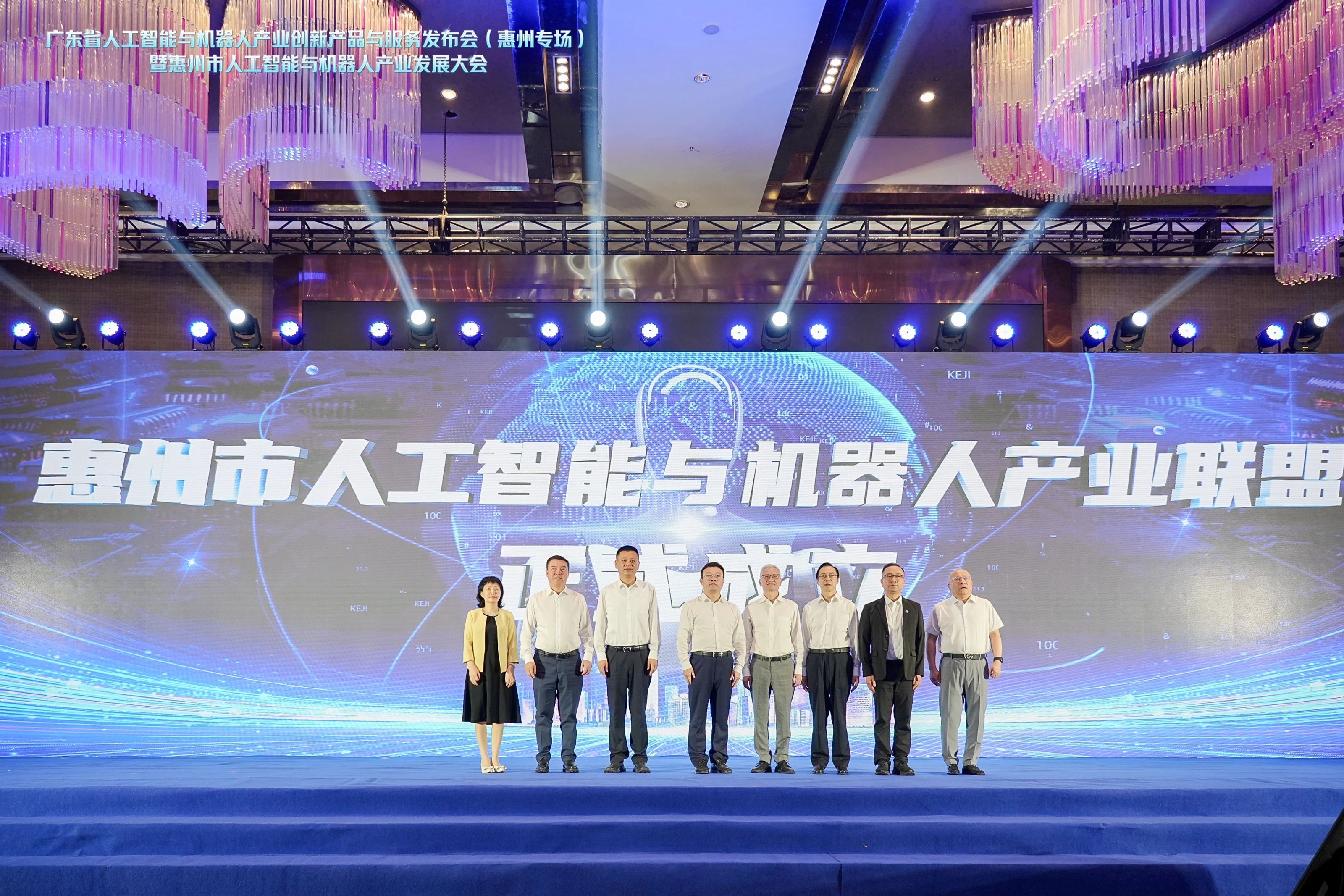 陈董受邀加入惠州市人工智能与机械人工业生长大会并作“拥抱 AI 奔向未来”主题分享